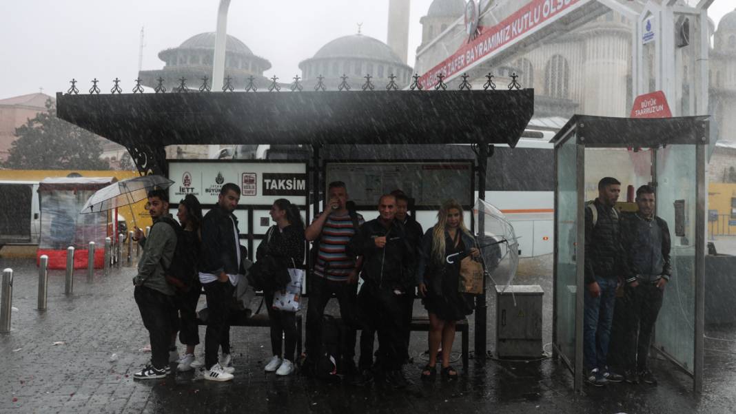 İstanbul'da sağanak sele dönüştü: İstinat duvarı çöktü, yollar göle döndü... 5